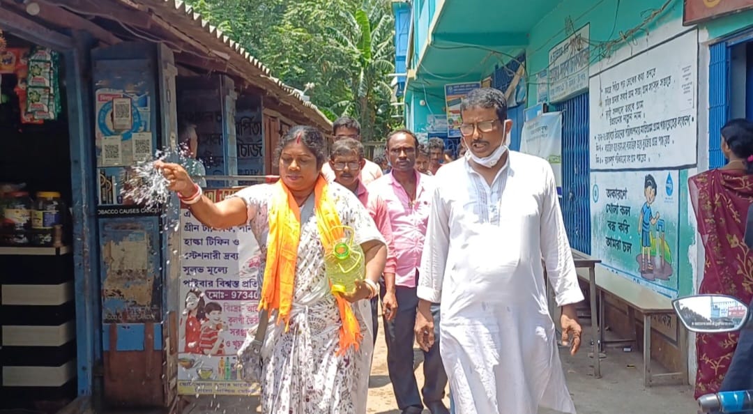 রাজ্যে রাজনৈতিক পালাবদল: পিংলায় গঙ্গাজল ছিটিয়ে পঞ্চায়েত অফিস ‘শুদ্ধিকরণ’ বিজেপি নেতৃত্বের