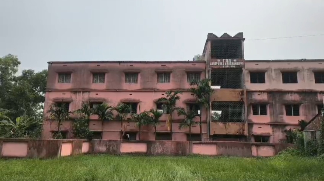রাতের অন্ধকারে এগরায় স্কুলে চুরির ঘটনায় চাঞ্চল্য।
