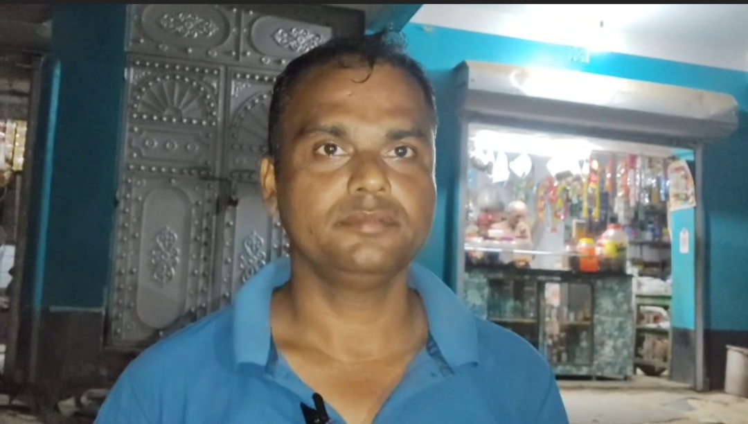 ঘাটাল থানার সিভিক ভলান্টিয়ারের মানবিকতা, ফিরিয়ে দিল ৪২ হাজার টাকার লটারী