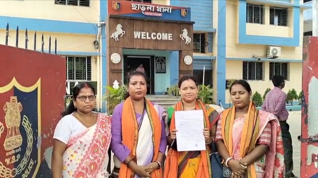 সরকারি মহিলা শৌচাগারের পথ দখলের অভিযোগ, ছাতনা থানায় স্মারকলিপি দিলেন স্থানীয় মহিলারা