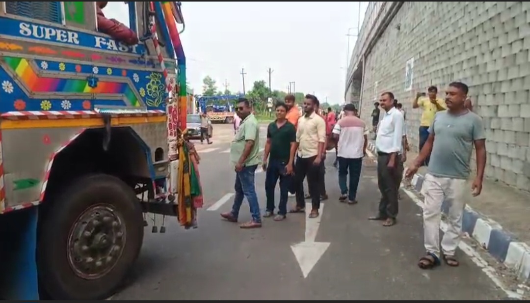 অবৈধ বালী পাচার রুখে দিল বিজেপি, পানাগড় সেনা ছাউনির সামনে ব্যাপক উত্তেজনা