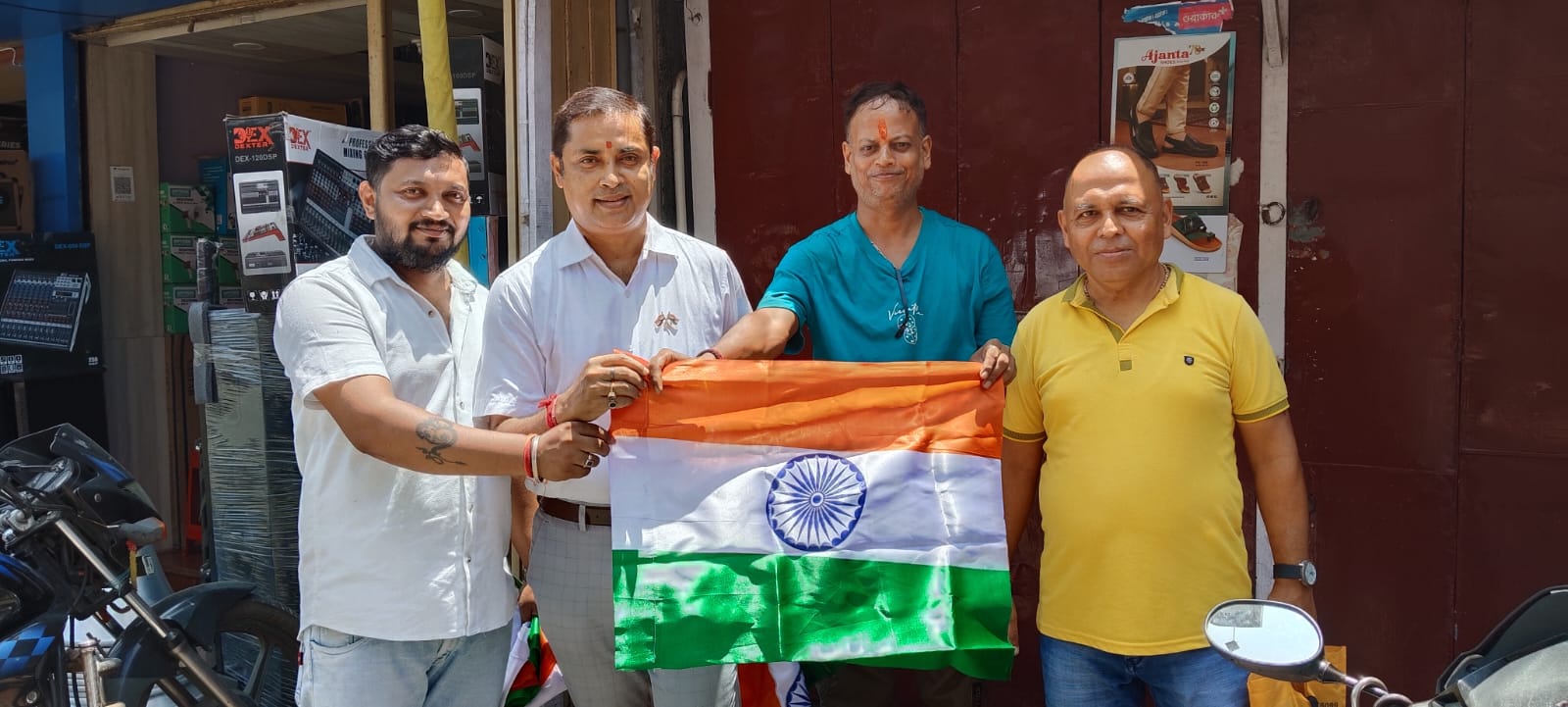 হর ঘর তিরঙ্গা যাত্রায় ব্যবসায়ীদের হাতে জাতীয় পতাকা, কোচবিহারে স্বাধীনতা দিবসের আবহ