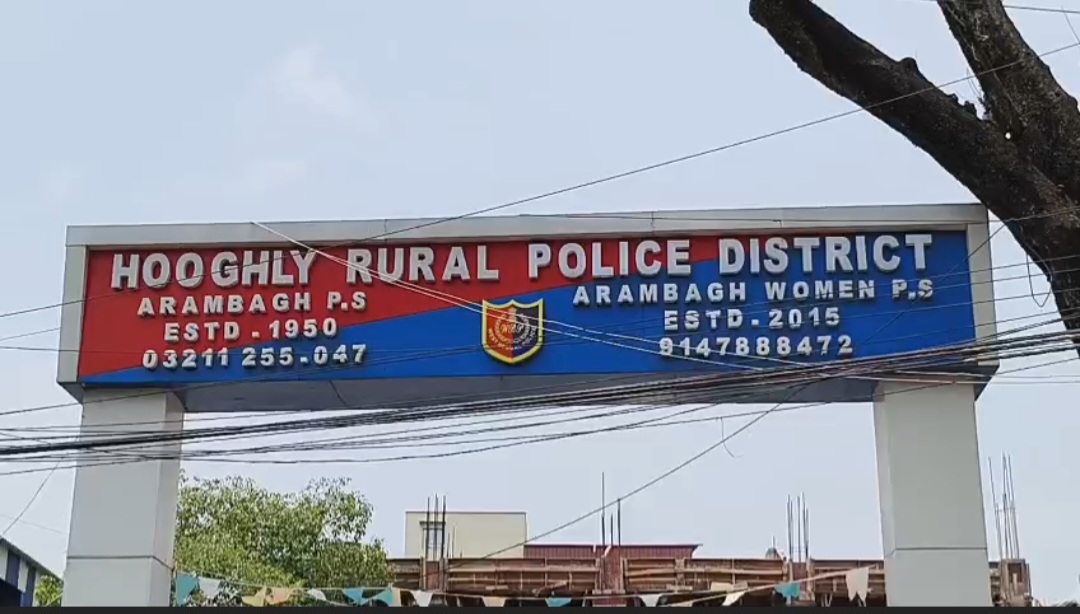 মদ্যপ যুবকের তাণ্ডব আরামবাগে! বধূকে নিজের স্ত্রী দাবি করে গেটে লাথি