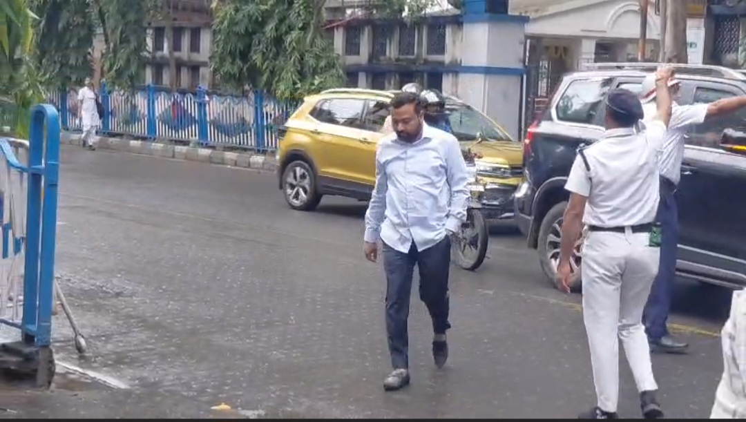 ভবানী ভবনে মুখোমুখি জেরায় প্রাক্তন বিধায়ক সুজয় হাজরা ও অভিষেক বন্দ্যোপাধ্যায়ের পিএ সুমিত রায়