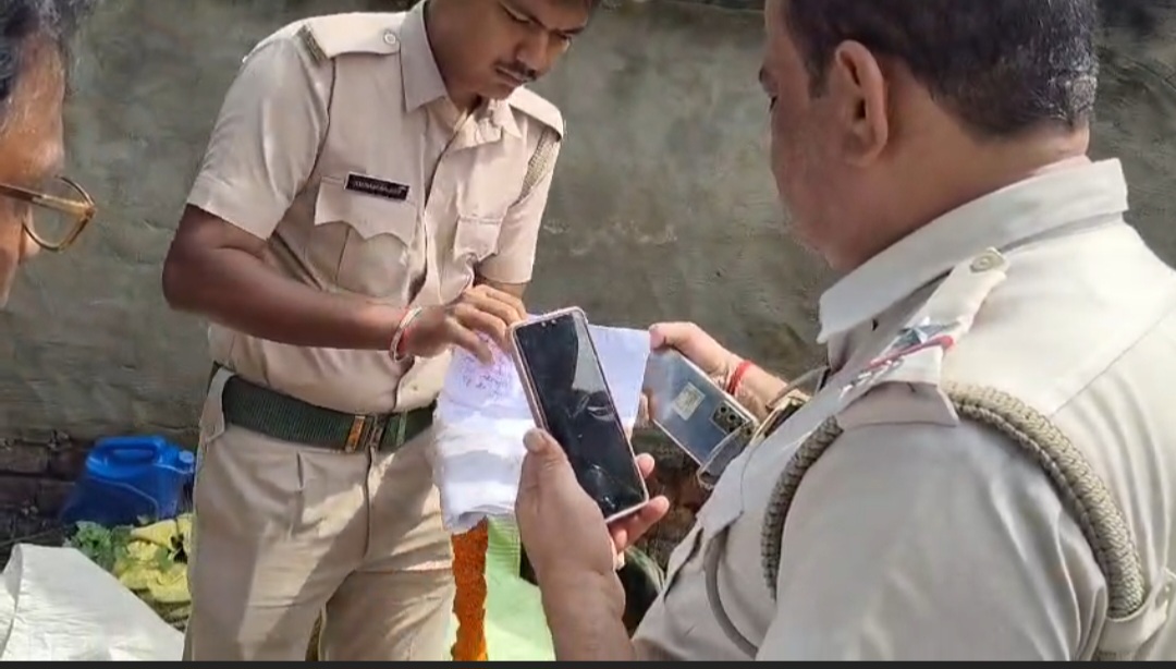  নানুরে রাতের অন্ধকারে বিজেপি কর্মীর বাড়িতে সাদা থান,ফুলের মালা সহ হুমকী চিঠি। আতঙ্কে পরিবার!